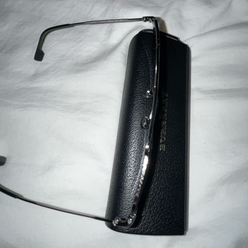 Burberry sunglasses. - Picture 3 of 5